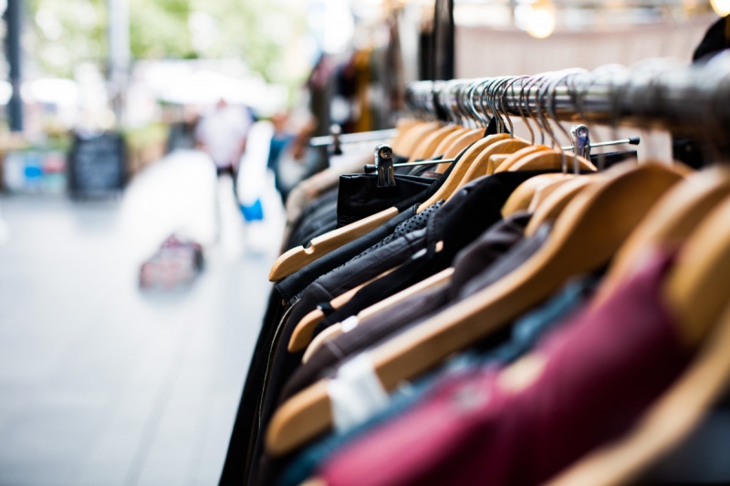 magasin-LA BRIGUE-min_blur_close_up_focus_hanger_jacket_market_people_rack-1176303
