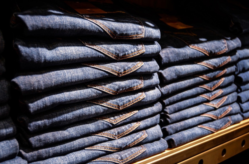 magasin-LA BRIGUE-min_jeans_pants_blue_shop_shopping_shelf_exhibition_buy-940702