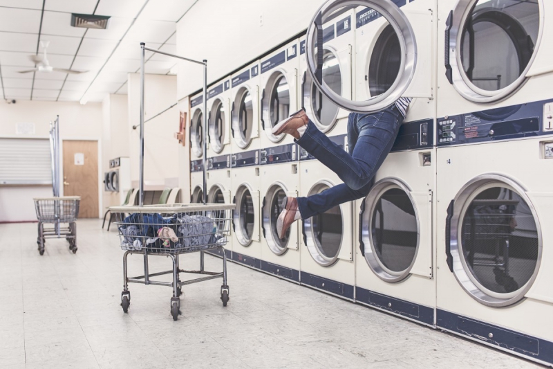 magasin-LA BRIGUE-min_laundry_washing_machines_housewife_household_laundry_shop_woman_funny_accident-946996
